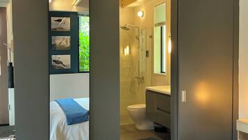 Desk, iron/ironing board, travel cot, WiFi