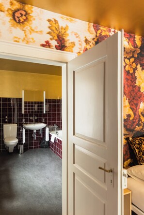 Doppelzimmer, Bergblick | Badezimmer | Hausschuhe