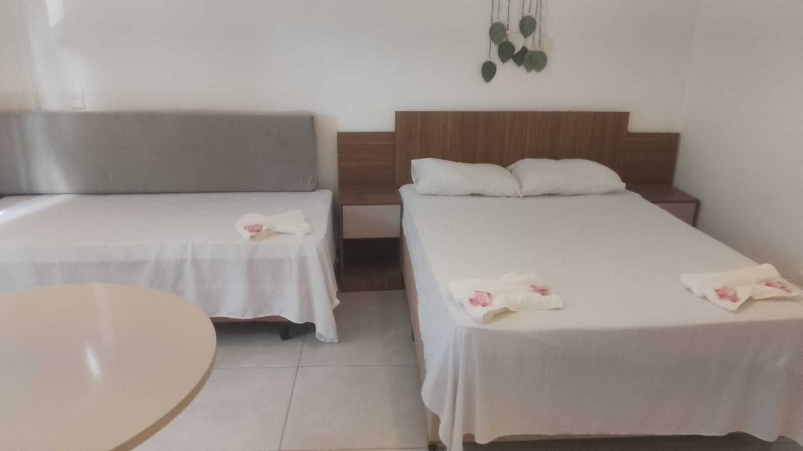 Ferros/tábuas de passar roupa, acesso à internet, roupa de cama
