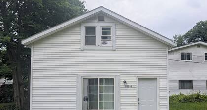 2-bedroom house in Berrien Springs w AC. Sofa bed. Close to Andrews University.