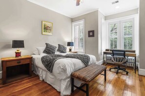 4 Schlafzimmer, Schreibtisch, Bügeleisen/Bügelbrett, Reisekinderbett