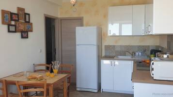 Comfort Apartment, Sea View | Private kitchen