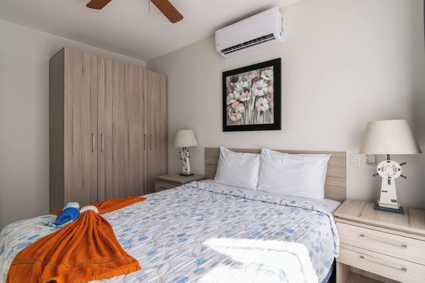 Tabla de planchar con plancha, wifi y ropa de cama 