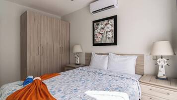 Tabla de planchar con plancha, wifi y ropa de cama