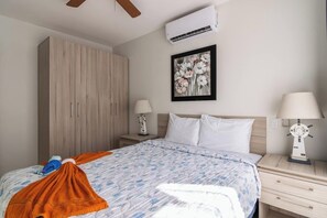 Tabla de planchar con plancha, wifi y ropa de cama 