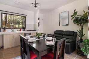 Dining - Modern 1BR: 3 Pools, Walk to Beach, 24/7 Security (Ocotal)