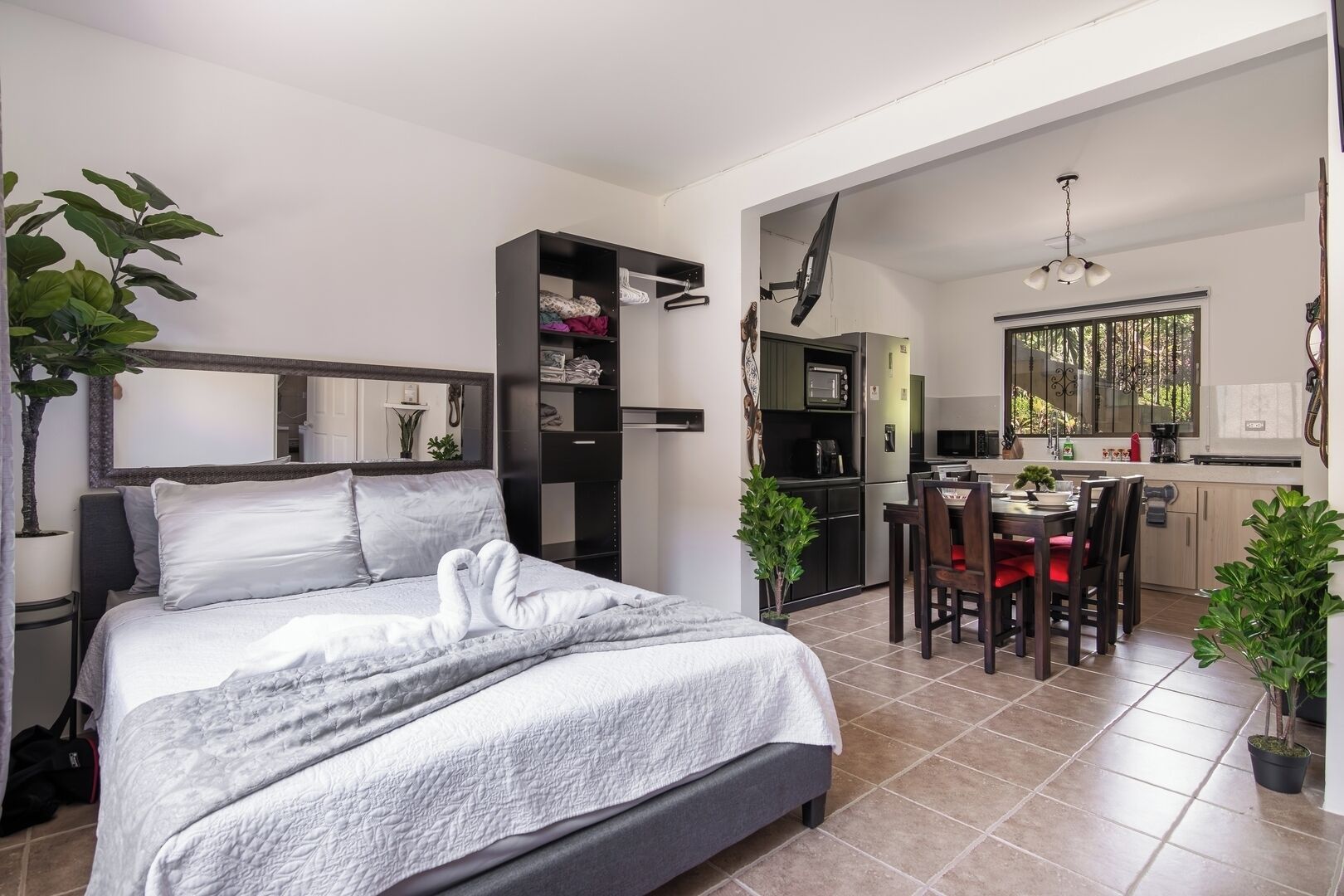 1 dormitorio, tabla de planchar con plancha, wifi y ropa de cama