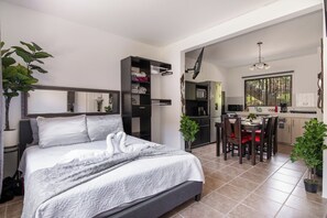 Room - Modern 1BR: 3 Pools, Walk to Beach, 24/7 Security (Ocotal)