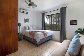 Room - Beach Escape in Las Palmas•Pool•Walk to Everything (Playa del Coco)