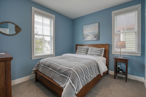 Seabrook Town Center Home, PVT Hot Tub, Dog + Family Friendly, Working Space