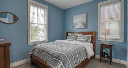 Seabrook Town Center Home, PVT Hot Tub, Dog + Family Friendly, Working Space