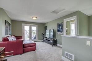 Smart TV, fireplace, video games, DVD player - Seabrook Town Center Home, PVT Hot Tub, Dog + Family Friendly, Working Space (Pacific Beach)
