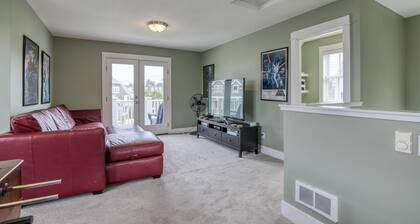 Seabrook Town Center Home, PVT Hot Tub, Dog + Family Friendly, Working Space