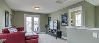 Seabrook Town Center Home, PVT Hot Tub, Dog + Family Friendly, Working Space