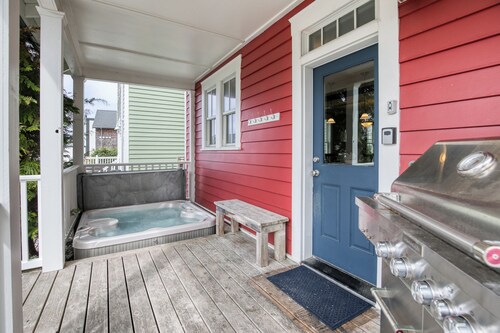 Seabrook Town Center Home, PVT Hot Tub, Dog + Family Friendly, Working Space