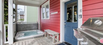 Seabrook Town Center Home, PVT Hot Tub, Dog + Family Friendly, Working Space