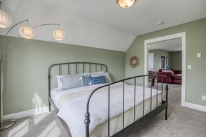 4 bedrooms, desk, iron/ironing board, free WiFi - Seabrook Town Center Home, PVT Hot Tub, Dog + Family Friendly, Working Space (Pacific Beach)