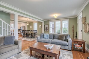 Smart TV, fireplace, video games, DVD player - Seabrook Town Center Home, PVT Hot Tub, Dog + Family Friendly, Working Space (Pacific Beach)