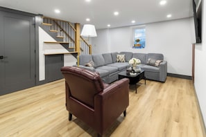 Smart TV - Harvard Charm / Near Boston + New build (Cambridge)