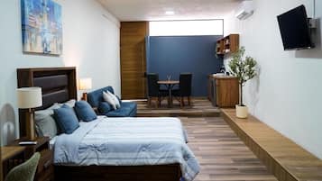 Deluxe Loft | Desk, blackout curtains, iron/ironing board, free WiFi