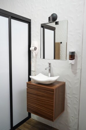 Comfort Suite, 1 Queen Bed | Bathroom - RESIDENCIA 37 (Ciudad Guzmán)