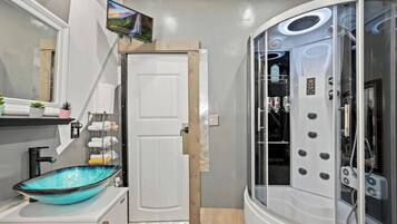 House, 4 Bedrooms, Smoking, Fireplace | Bathroom