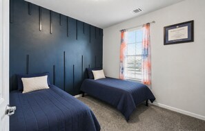 4 bedrooms, iron/ironing board, WiFi, bed sheets
