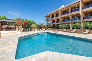 Apartment, 1 King-Bett und Schlafsofa (Kona Pacific A305, Top Floor, Ocean V) | Pool