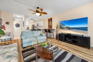 Apartment, 1 King-Bett und Schlafsofa (Kona Pacific A305, Top Floor, Ocean V) | Wohnbereich