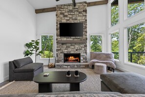 Smart TV, fireplace - Serene Modern Lodge with Mountain Views in Mineral Bluff (Mineral Bluff)