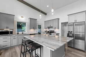 Coffee/tea maker, fridge, microwave, stovetop - Serene Modern Lodge with Mountain Views in Mineral Bluff (Mineral Bluff)
