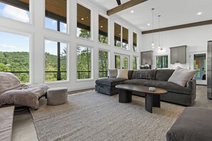 Smart TV, fireplace - Serene Modern Lodge with Mountain Views in Mineral Bluff (Mineral Bluff)