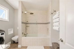 Hair dryer, towels - Newport Gem - Fully renovated 2 bdr in great location with parking and roof deck (Newport)