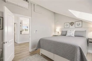 Iron/ironing board, WiFi, bed sheets - Newport Gem - Fully renovated 2 bdr in great location with parking and roof deck (Newport)