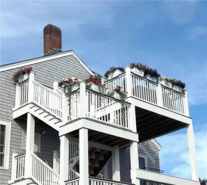 Exterior - Newport Gem - Fully renovated 2 bdr in great location with parking and roof deck (Newport)