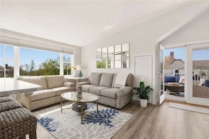 Living area - Newport Gem - Fully renovated 2 bdr in great location with parking and roof deck (Newport)