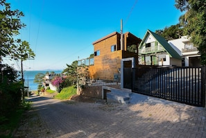 Un immeuble résidentiel avec une façade en briques, un balcon et une vue sur la mer.
