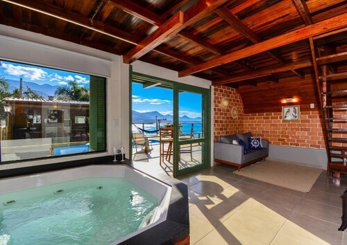 Chalé com Jacuzzi e Vista Mar - PLH007
