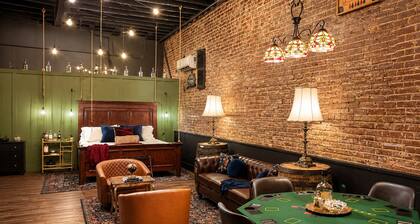 108 on Main:Behind the Secret Door
Apartment historic downtown Horse Cave Ky