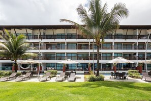 A hotel with multiple balconies, outdoor seating, and a pool area. - Porto Beach Residence (Ipojuca)