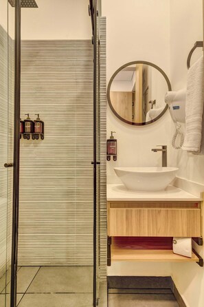 Dusche, Haartrockner, Handtücher, Shampoo