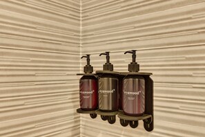 Dusche, Haartrockner, Handtücher, Shampoo