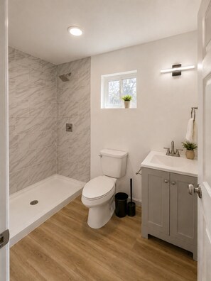 Dusche, Handtücher, Seife, Toilettenpapier