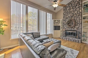 TV, fireplace, DVD player, books - Lake Hamilton Retreat w Private Dock & Deck (Hot Springs)