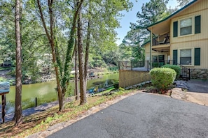 Property grounds - Lake Hamilton Retreat w Private Dock & Deck (Hot Springs)