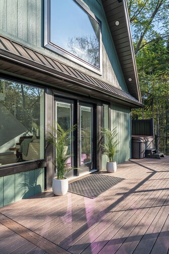 Tranquil Wooded Setting With Hot tub