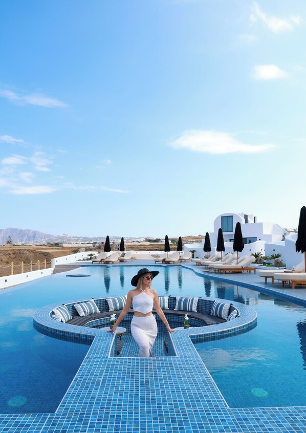 Seasonal outdoor pool - Gold Diamond Luxury Suites (Santorini)