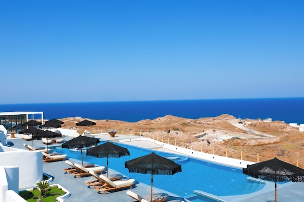 Seasonal outdoor pool - Gold Diamond Luxury Suites (Santorini)