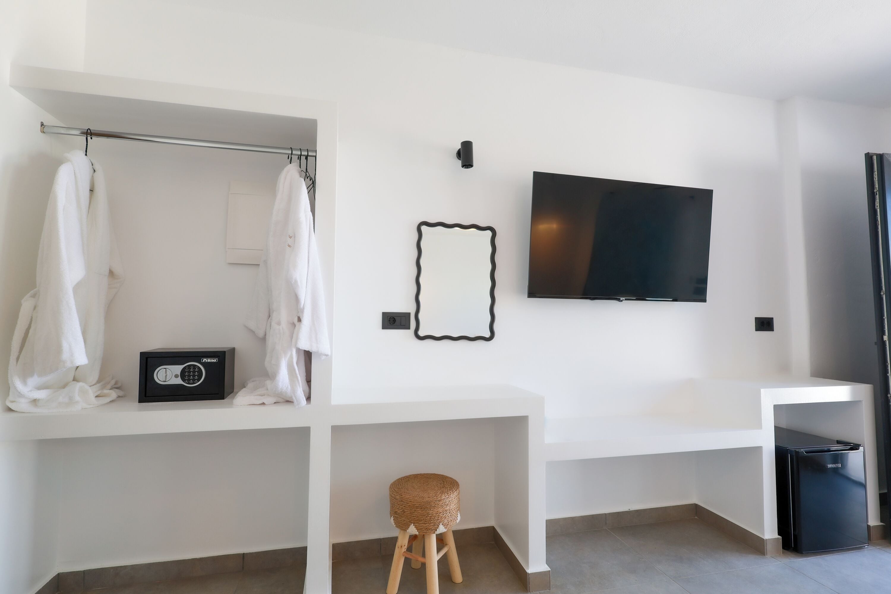 Habitación doble superior, vista al mar | Ropa de cama de alta calidad y caja de seguridad en la habitación 