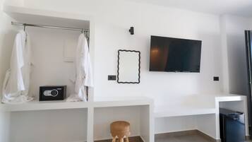 Habitación doble superior, vista al mar | Ropa de cama de alta calidad y caja de seguridad en la habitación